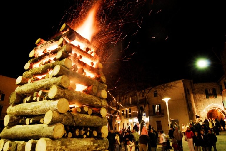 NATALE – Fiaccole ad Abbadia San Salvatore (SI) per tornare indietro nel tempo