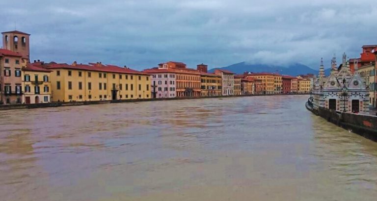 *MALTEMPO* – Allerta Arno a Pisa, cittadini ai piani alti, disagi in tutta la Toscana