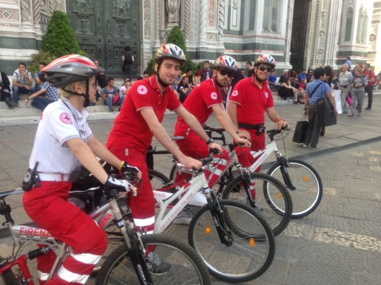 CROCE ROSSA in bicicletta, nelle strade fiorentine un servizio in più e assistenza rapida per i turisti