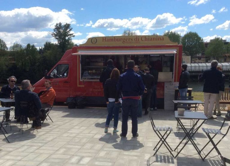 STREET FOOD – Domenica 12 hamburger di chianina per la solidarietà