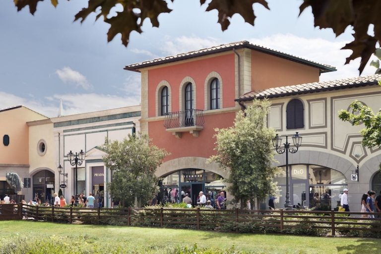 Outlet: crescono i visitatori anche extraeuropei, il 58% dei consumatori uomini