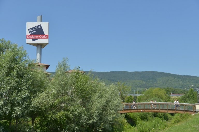 M’illumino di meno, outlet di Barberino spegne la grande insegna