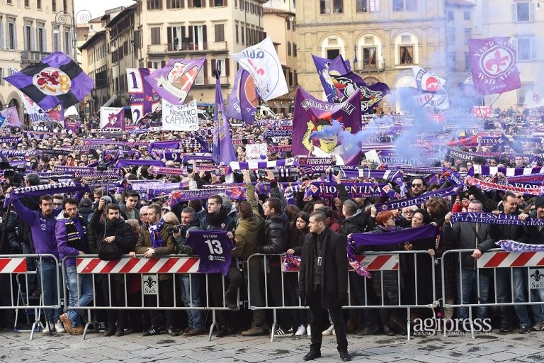 Firenze e il mondo del calcio per il capitano della Fiorentina Davide Astori – IMMAGINI