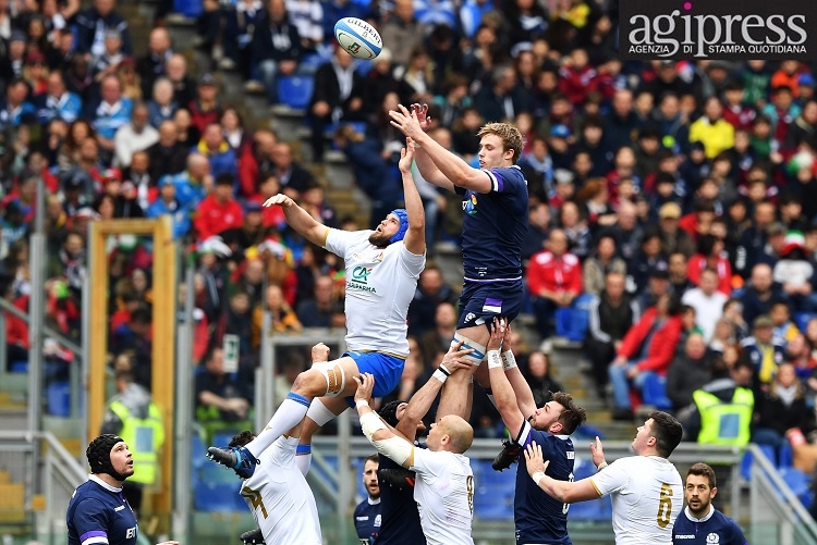 L’Italia del Rugby si arrende nel finale, è terzo cucchiaio di fila al Sei Nazioni, a Roma contro la Scozia perde 27-29. IMMAGINI