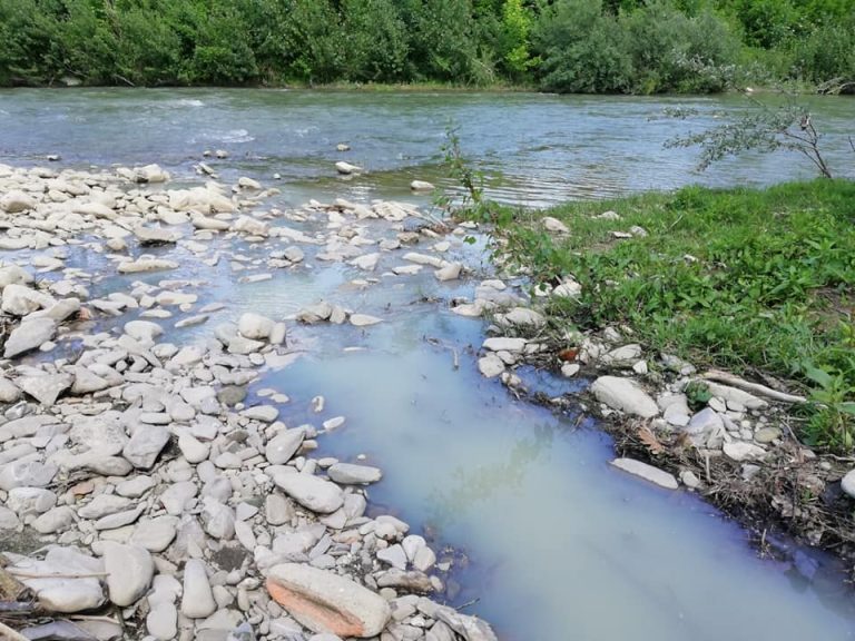 Trent’anni fa la realizzazione del collettore fognario oggi ancora non attivo, si scarica nel fiume