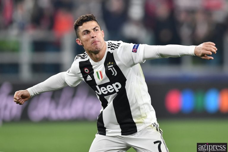 CHAMPIONS – Cristiano Ronaldo è mostruoso, i suoi tre gol lanciano ai quarti una Juventus perfetta. IMMAGINI