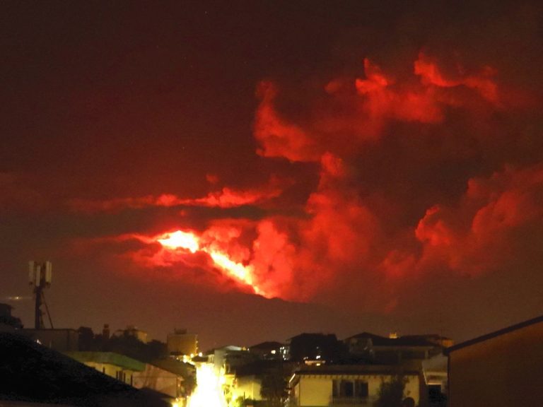 VULCANI – L’Etna aumenta la sua attività  esplosiva