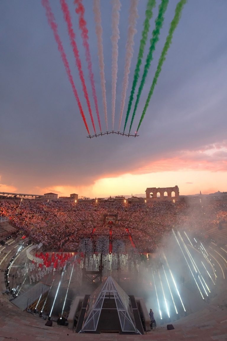 Frecce Tricolori e Aeronautica Militare sul palco del 100° Arena di Verona