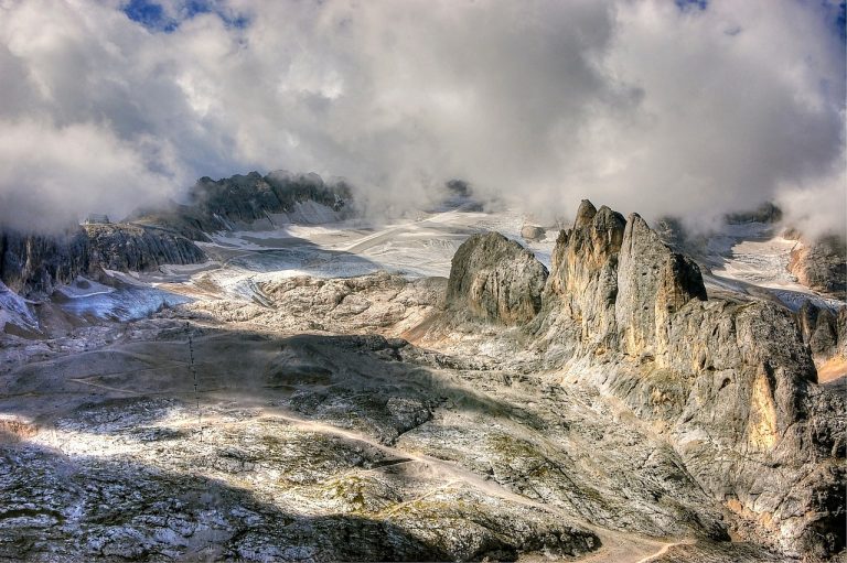 Un anno dopo il crollo del ghiacciaio della Marmolada