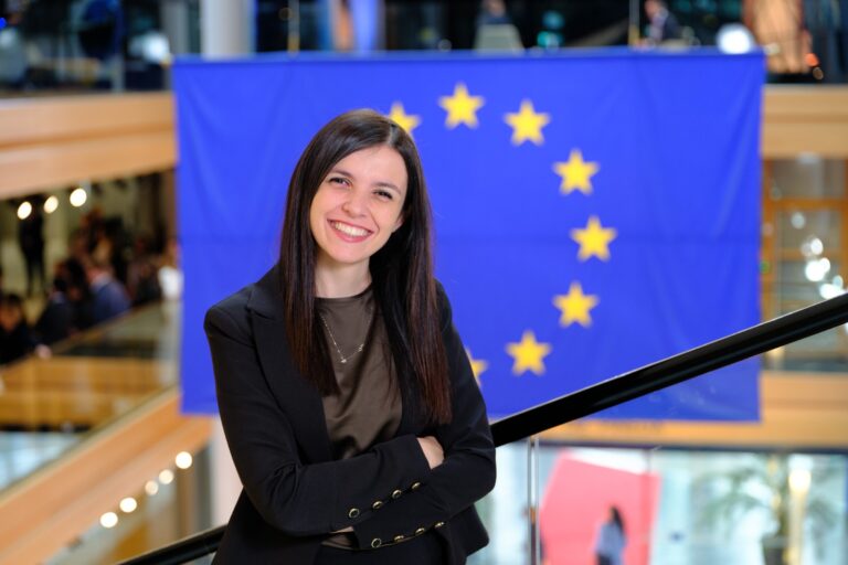 Francesca Peppucci, la più giovane europarlamentare italiana della storia, racconta la sua esperienza