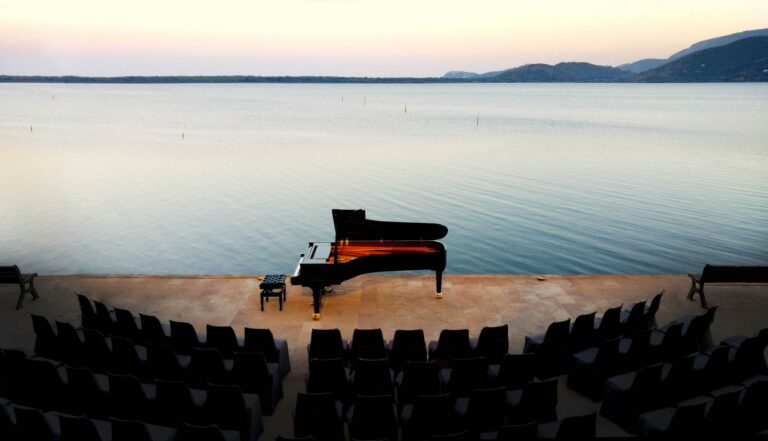 Il suono del pianoforte incanta l’alba di Orbetello