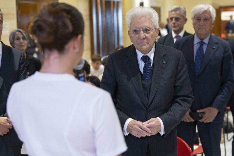 Scuola, Mattarella “Ricostruire patto educativo famiglie-insegnanti”