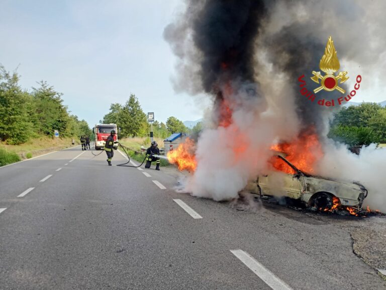 Paura per un’auto in fiamme