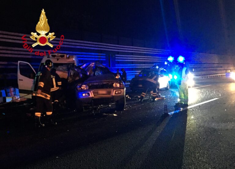 A1 spaventoso incidente, un morto e 4 feriti. Blocco del traffico