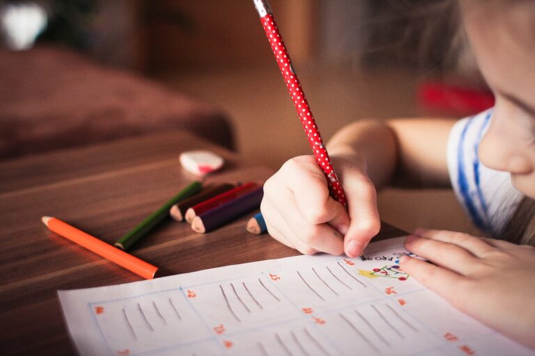 Studiare con scarsa luce provoca conseguenze