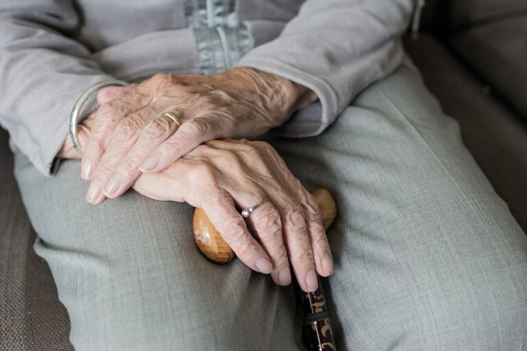 Prato, uccide il marito malato di Alzheimer