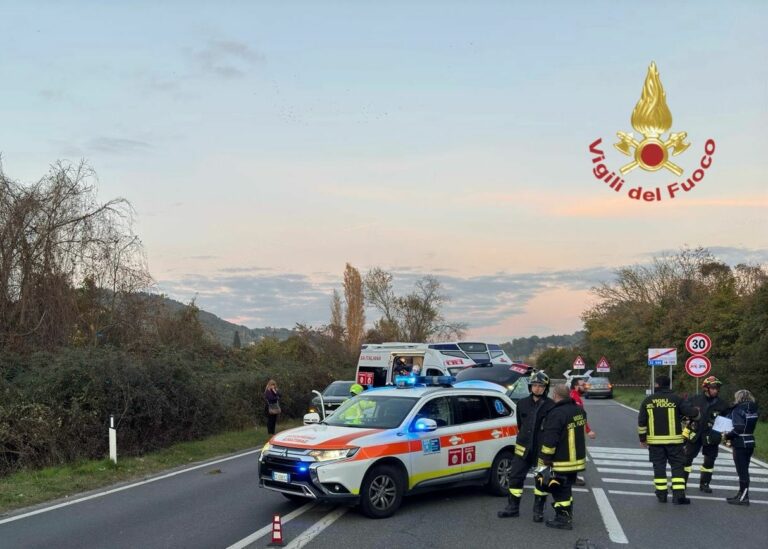 Soccorre un’auto uscita di strada e viene travolto perdendo la vita