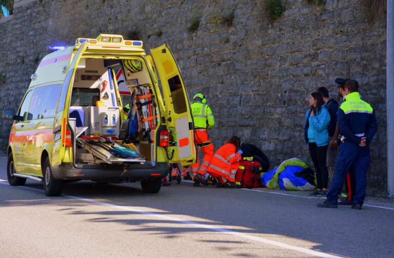 AMBULANZA CONTRO IL MURO, MUORE UN PAZIENTE A BORDO, GRAVE IL SOCCORRITORE