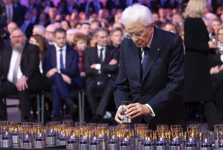 Mattarella ad Auschwitz depone una candela per le vittime