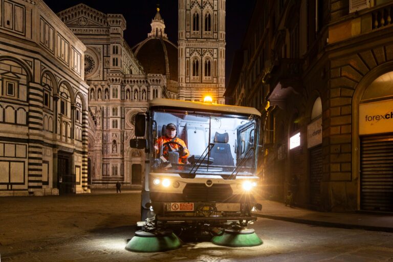 Firenze, 40 mila ore di lavoro per pulire la città nelle feste