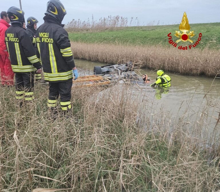 Camion perde il carico e uccide automobilista