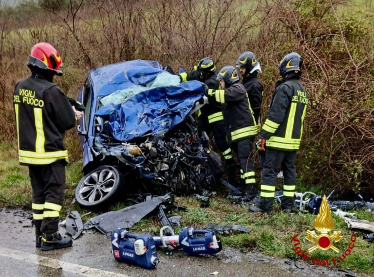 Scontro camion e due vetture: un morto e feriti