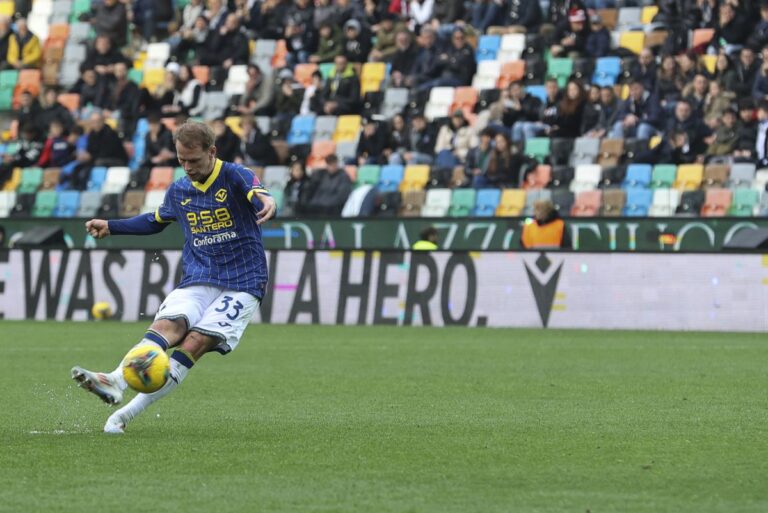 Il Verona vince a Udine, decide una punizione di Duda