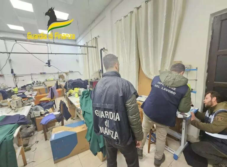 Aziende tessili “apri e chiudi”, chiusa impresa illegale nel Varesotto