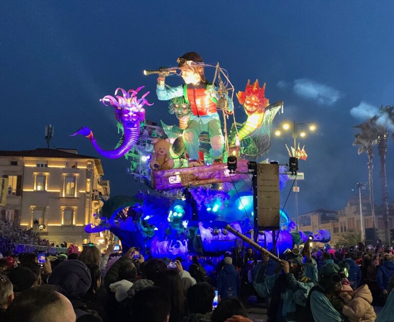 Carnevale di Viareggio, una domenica di grande spettacolo