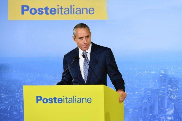 Poste Italiane va oltre la vetta dei 300milioni di pacchi nel 2024. Il decollo della logistica viaggia con il portalettere.